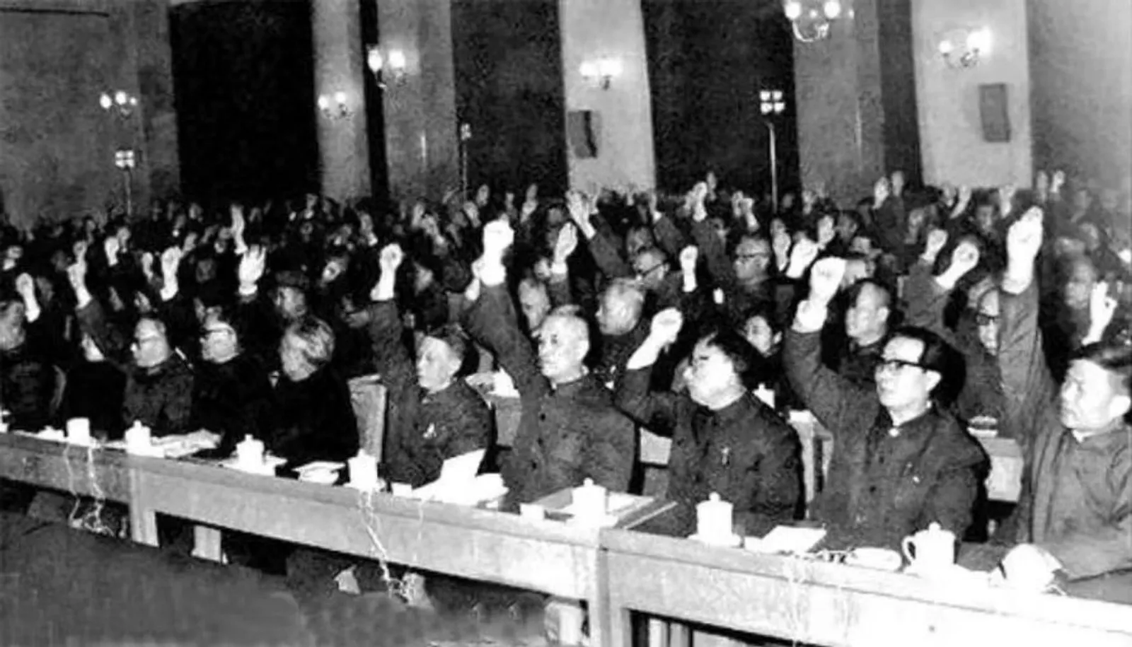 1978年12月18日-22日,中共十一届三中全会召开