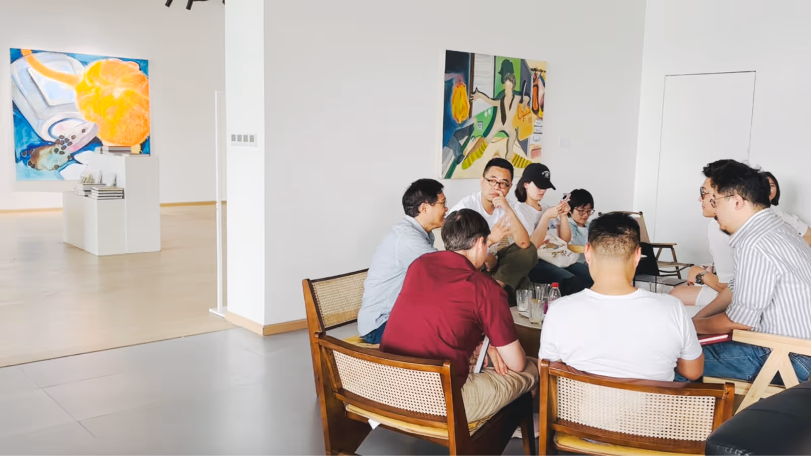 Lü Peng engaged in discussions and shared insights with the attendees, May 5, 2024