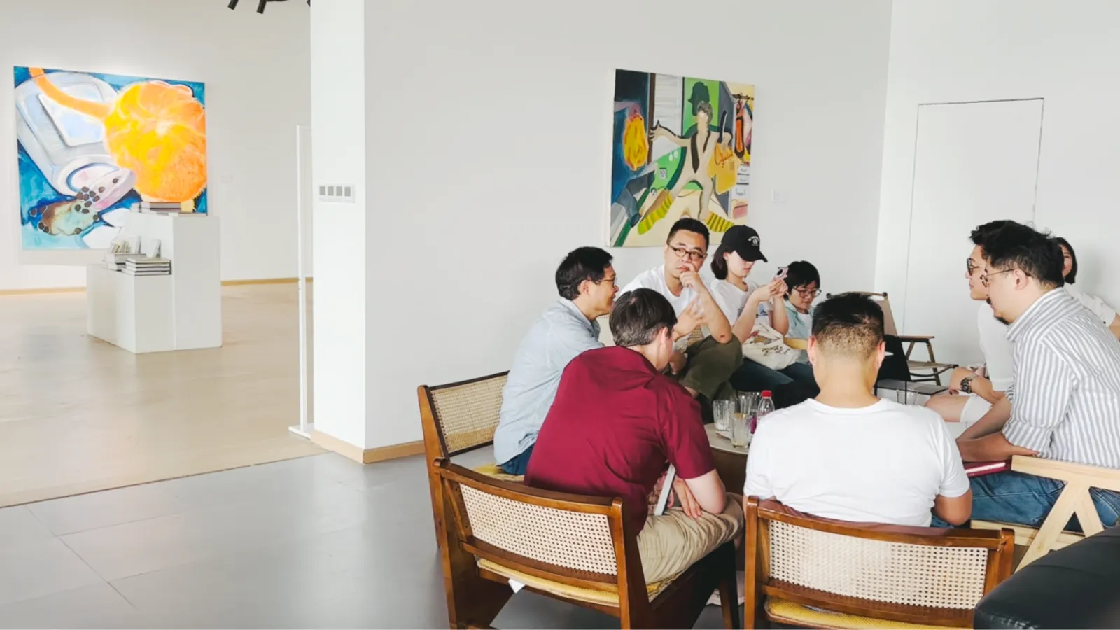 Lü Peng engaged in discussions and shared insights with the attendees, May 5, 2024