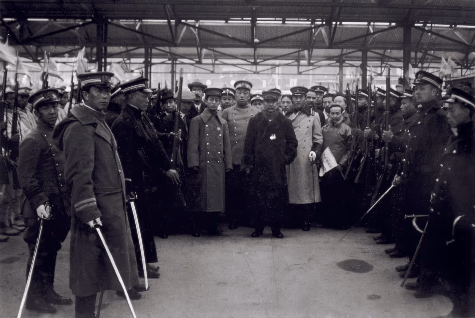 上海各界人士为孙中山先生赴南京就任大总统送行，1911年