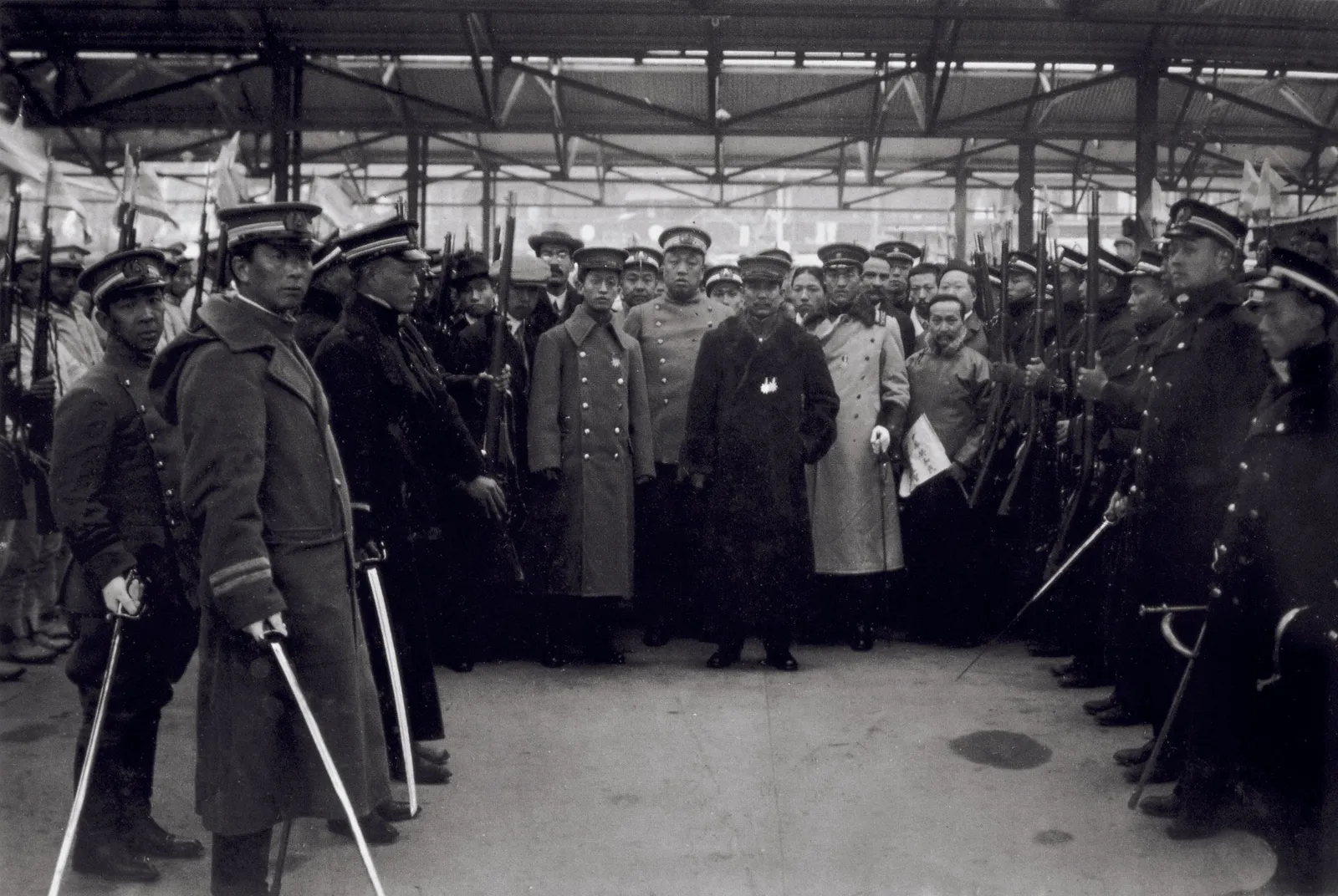 上海各界人士为孙中山先生赴南京就任大总统送行,1911年