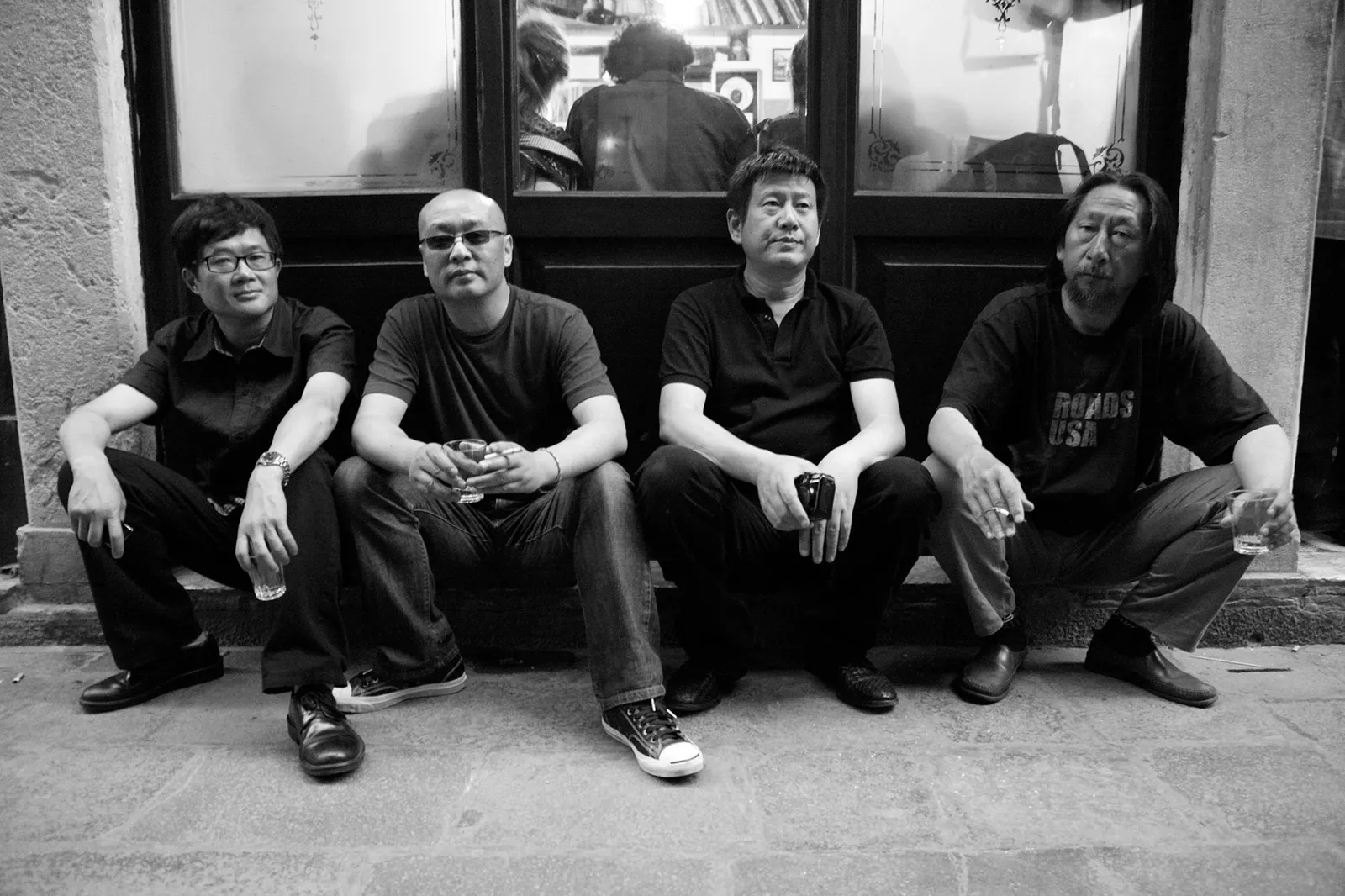 2009年6月,“给马克波罗的礼物”展览中的吕澎、张晓刚、周春芽、王广义(从左到右) (王旭华/图)