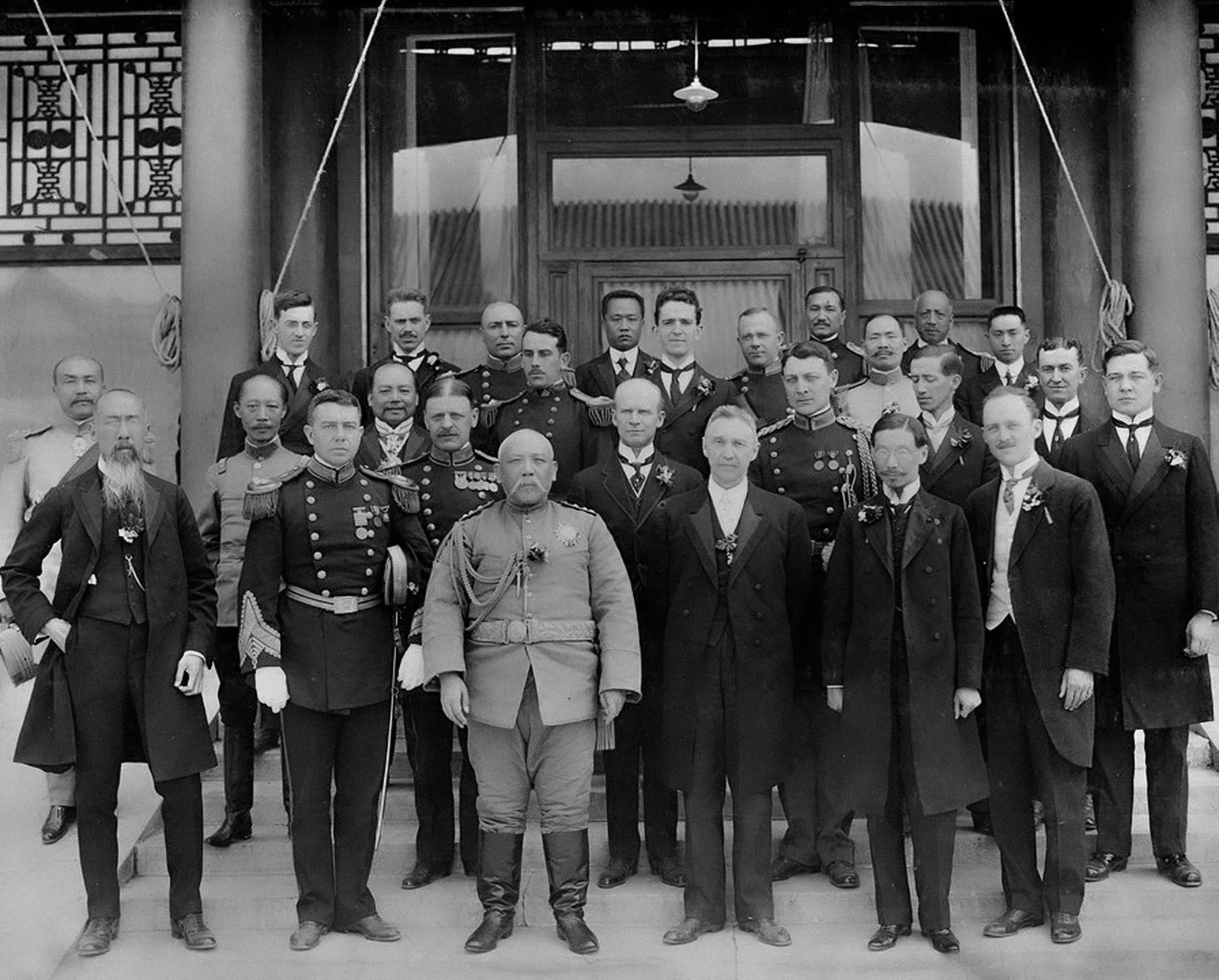 袁世凯正式就任中华民国大总统后接见外国使节的照片,1913 年