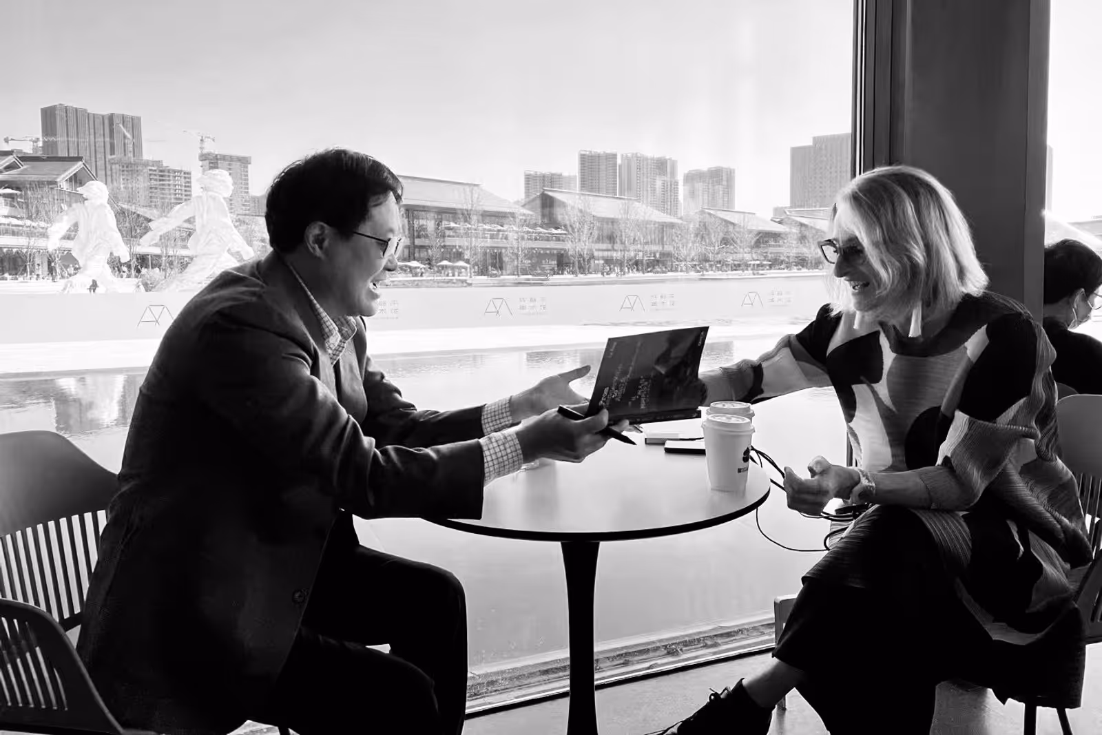 Lü Peng presents a book to Ms. Laura Gallon