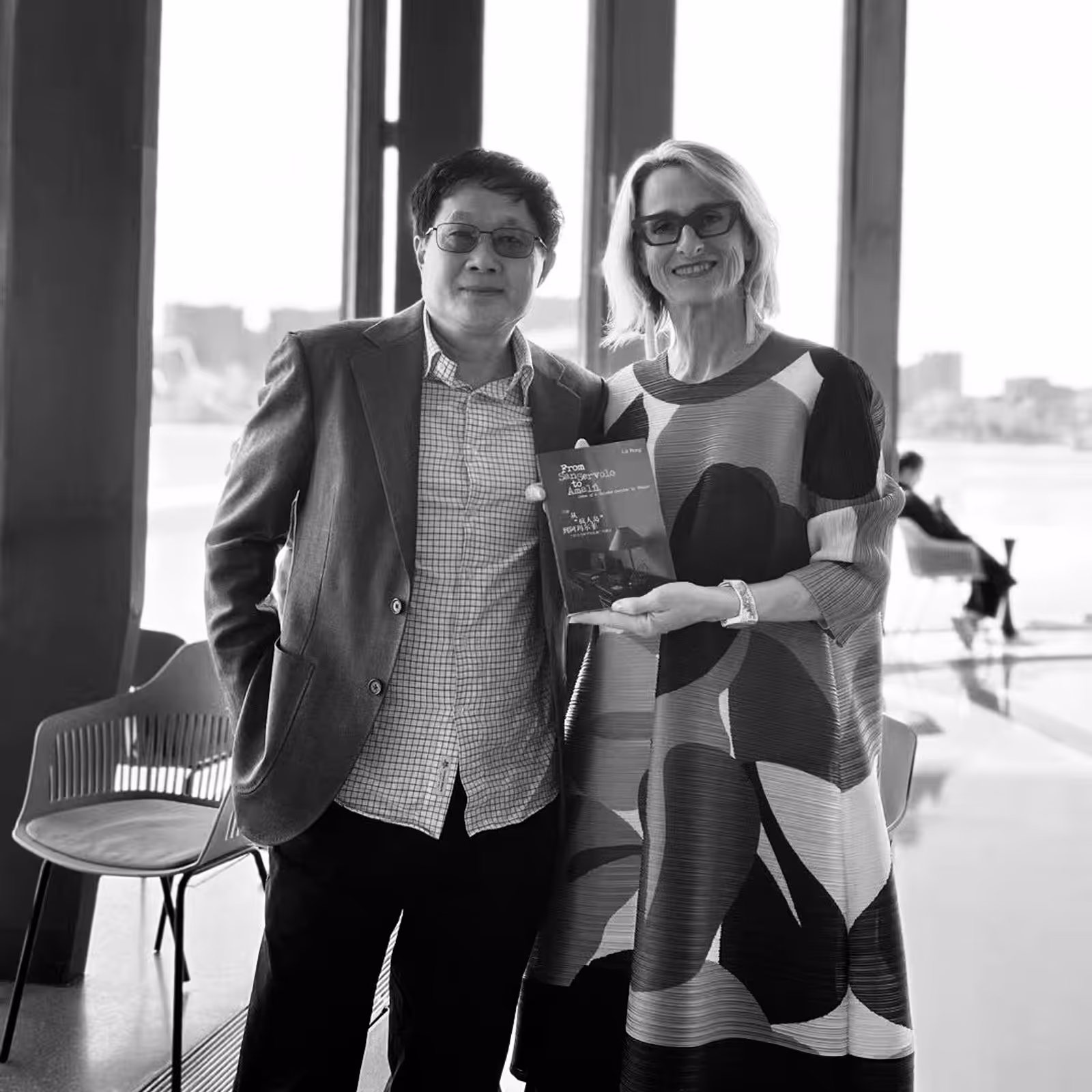 Lü Peng takes a photo with Ms. Laura Gallon