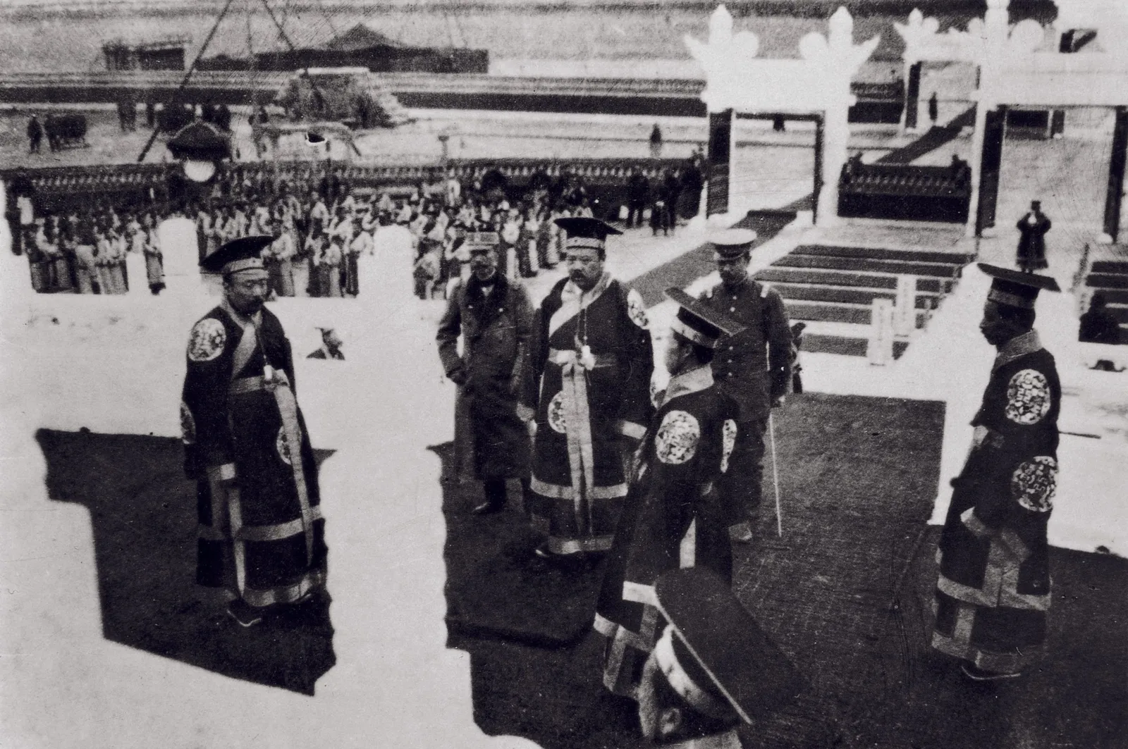 1915 年 12 月 11 日,袁世凯(左三)称帝后在天坛祭拜
