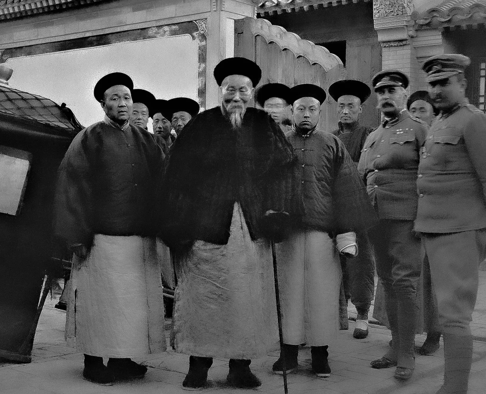 1900 年由李鸿章和爱德华·西摩(右二)分别率领的中国与八国代表之间的谈判