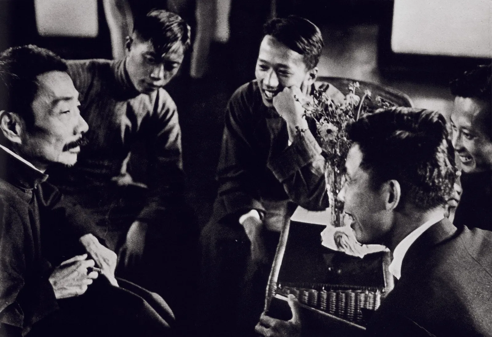 1936年,沙飞拍摄的鲁迅与青年木刻画家的合影:(左起)林纾、曹白、白薇、陈烟桥