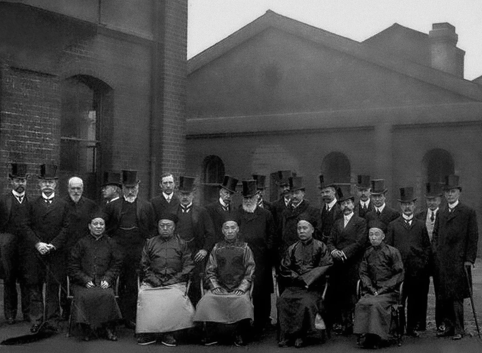 大清帝国全权代表蔡泽(前排中)参观伦敦大都会机车厂,1906 年