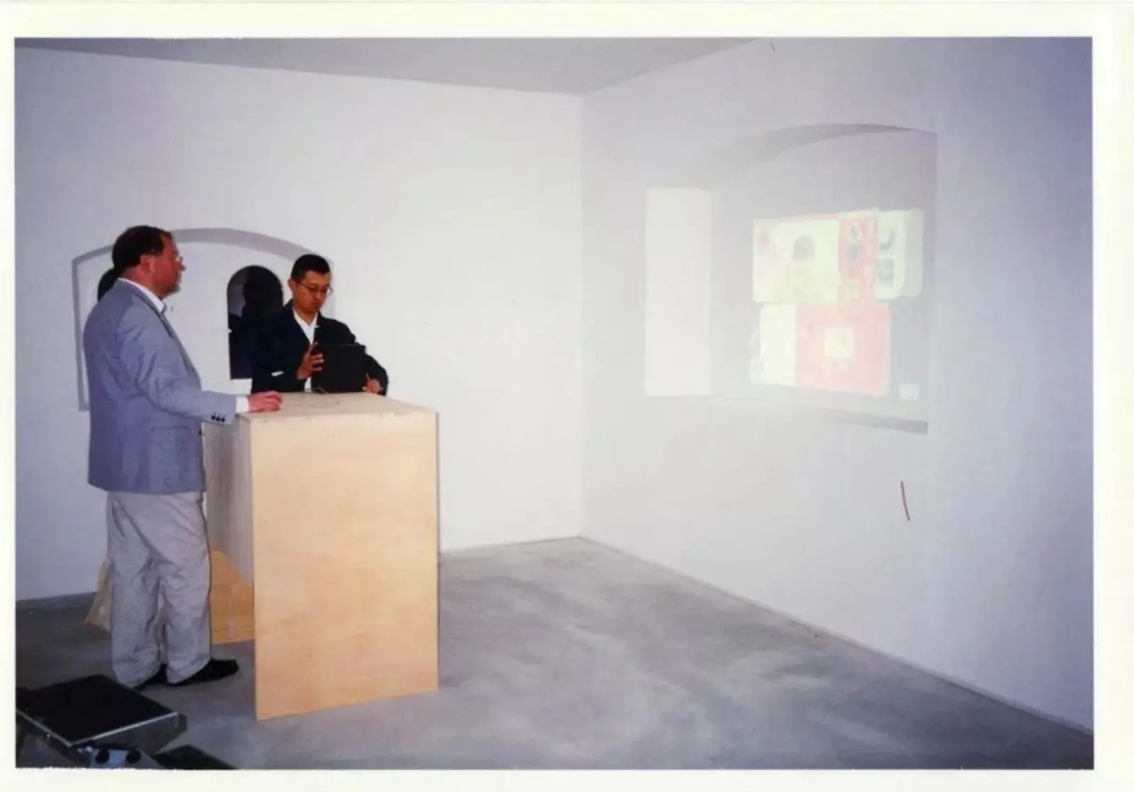 冯梦波,私人照相簿,互动装置,1996,第十届卡塞尔文献展展览现场图