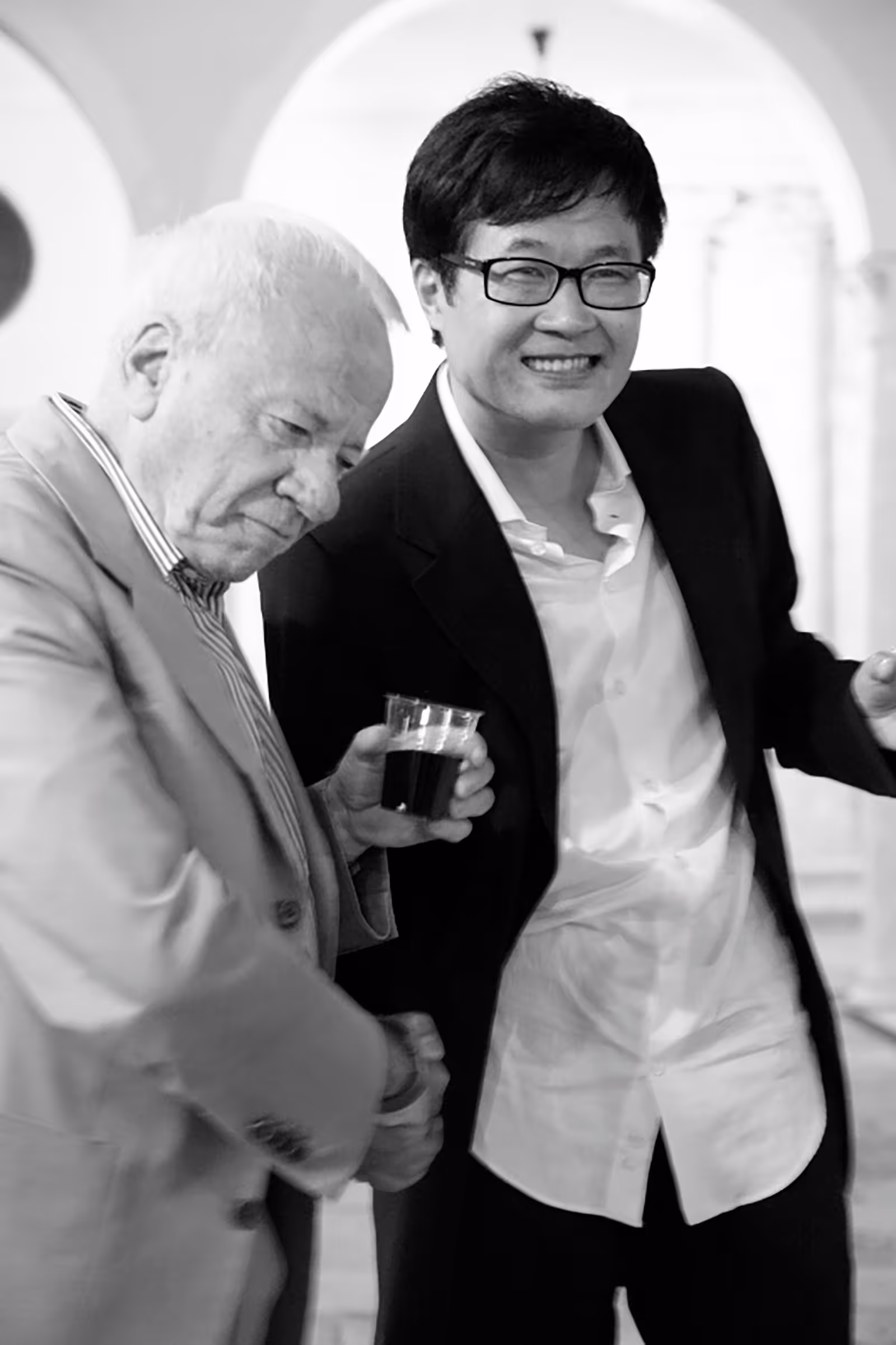 2009年6月，“给马可波罗的礼物”展览中的吕澎和意大利著名策展人奥利瓦。 （王旭华/图）