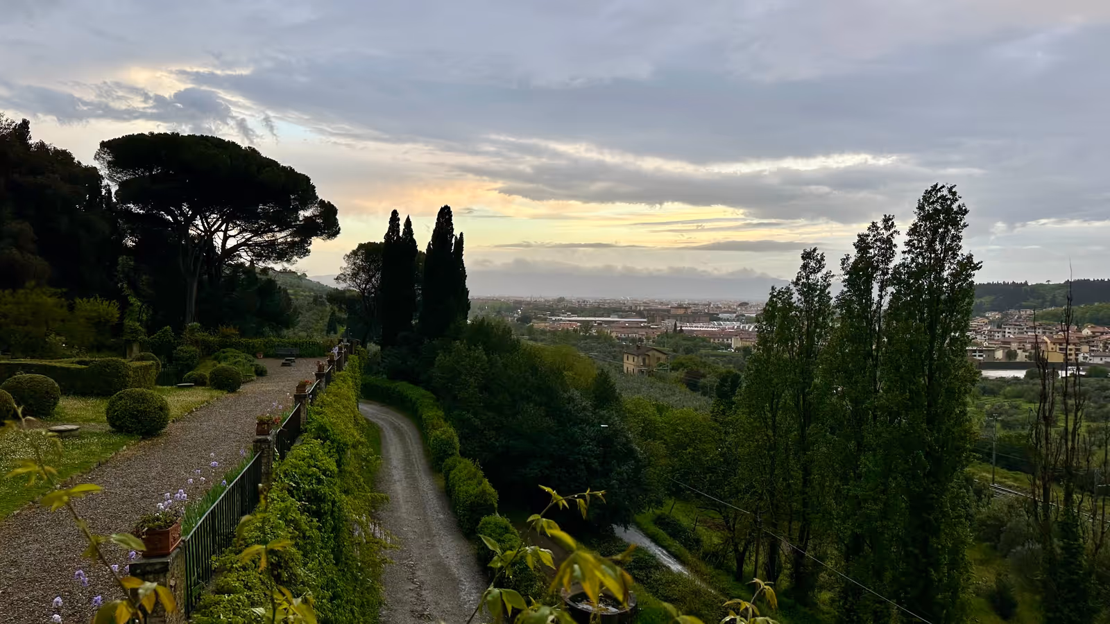 站在鲁切莱花园凉廊眺望远处的风景，吕澎摄，2025.04.16